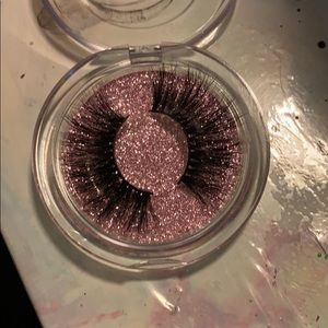 I’m selling lashes by diamond Aaliyah